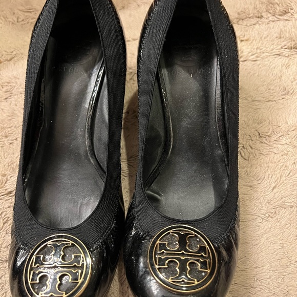 Tory Burch Caroline Patent Elastic Wedge - Picture 5 of 13